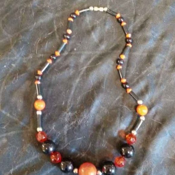 VINTAGE GRADUATING RED AND BLACK NECKLACE WITH ROUND, TUBED, & RED CRYSTAL BEADS - Picture 2 of 5